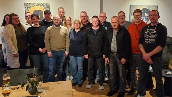 Das Foto zeigt die Gruppe von Sammlerinnen und Sammlern in einem Lokal zu Beginn der Sammlung. 